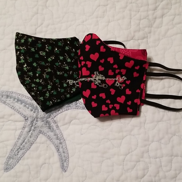 Trio of holiday facemask and free touchkey - Picture 7 of 9